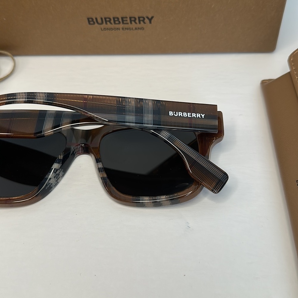 💯 - New Authentic BURBERRY
Dark Gray Square unisex Sunglasses - Picture 13 of 16
